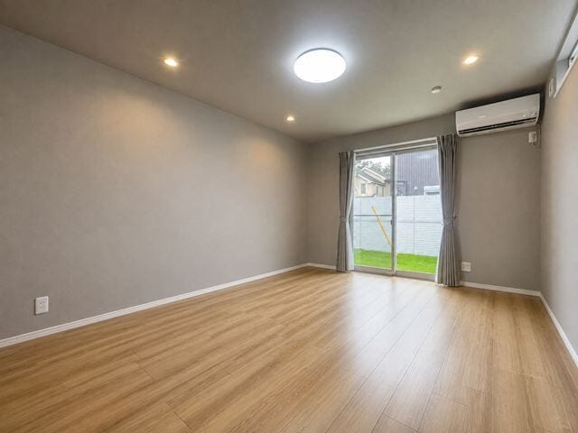 1階10帖洋室:主寝室としても最適な広々としたお部屋です。ダブルベットの隣りのくつろぎのスペースは、おやすみ前のくつろぎの時間を与えてくれそうです。※実際の写真から家具等を消すCG加工をしています。