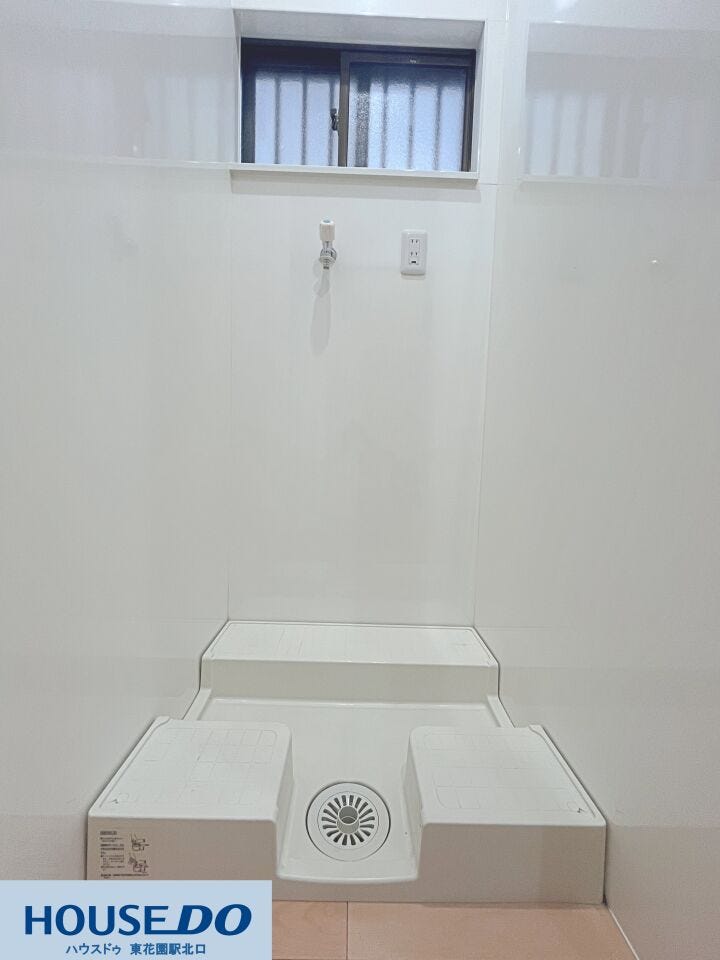 かさ上げタイプの防水パンを設置した洗濯機置場!高さを確保しているため下部の清掃や排水ホースのお手入れがスムーズです♪上部には採光や換気に役立つ小窓も備えています☆