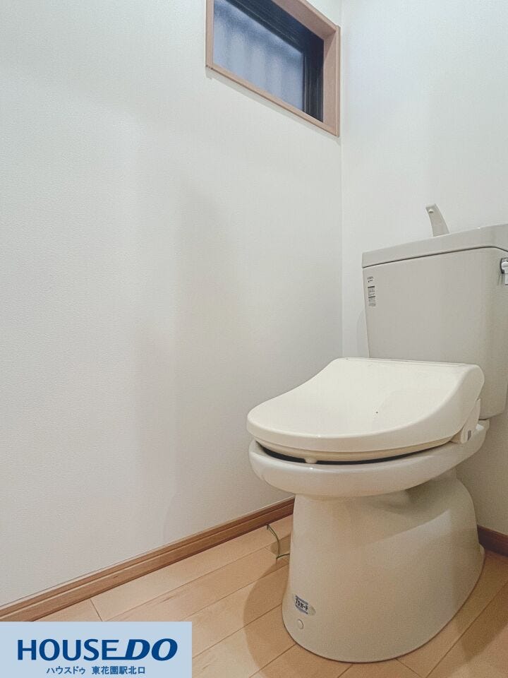 清潔感のあるホワイト基調のトイレ空間!上部には採光や換気に役立つ小窓を備えています♪温水洗浄便座付きで季節を問わず快適に使用可能☆毎日の衛生面を心地よく保てるシンプルな設計です!