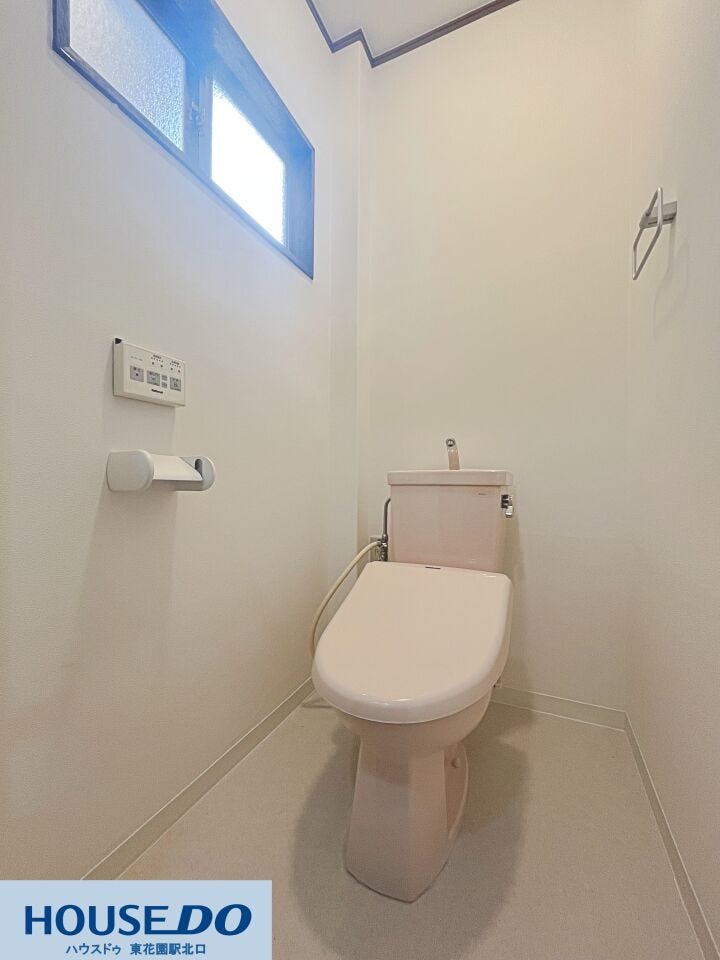 手洗い付きタンクを採用した温水洗浄便座トイレ!ペーパーホルダーやタオル掛けが設置済みでスムーズに利用できます♪混み合う朝の時間帯も階別に分かれているためご家族で快適に使えます☆