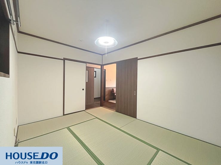 引き戸で隣室や廊下とつながる機能的な和室!用途に合わせて空間を区切ったり開放したりと柔軟に活用できます♪柔らかな光が差し込む畳空間で、ゆったりとした時間を過ごせます☆