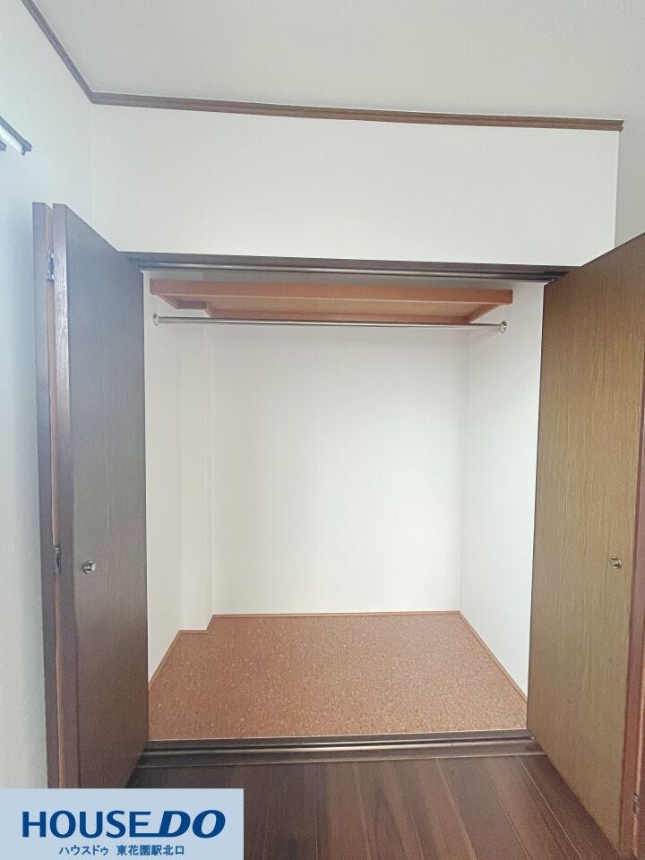 枕棚とハンガーパイプを備えた奥行きのある収納スペース!丈の長いコートや大きな荷物も効率よく保管できます♪お部屋の中に物が溢れず、生活空間を広々とキレイに保てる設計です☆