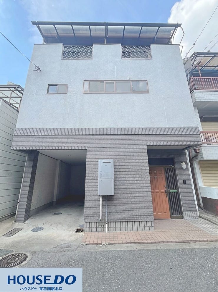 シックなグレーの外壁と車庫スペースを備えた3階建て住まい!雨や日差しから愛車を守るガレージ付きで、自転車の駐輪にも便利です♪前面道路からの出し入れもスムーズに行えます☆