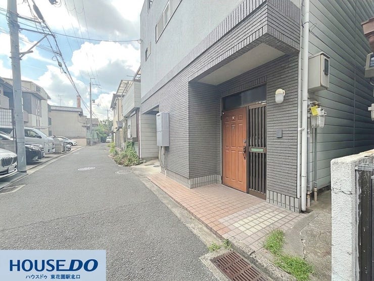 落ち着いたタイル貼りの外観デザインが印象的な住まい!ポーチ部分には屋根があり雨の日の出入りも安心です♪静かな住宅街に位置しており、ゆったりと快適な暮らしをスタートできます☆