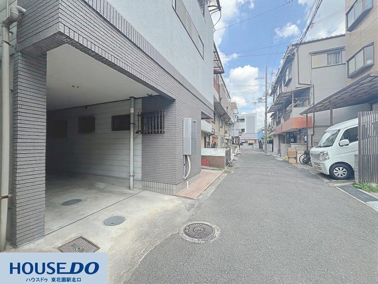 お車を雨風から守るビルトインガレージを確保!前面道路はフラットで落ち着いた環境のため入出庫もスムーズに行えます♪大切な愛車の保管はもちろん作業スペースとしても活用可能です☆
