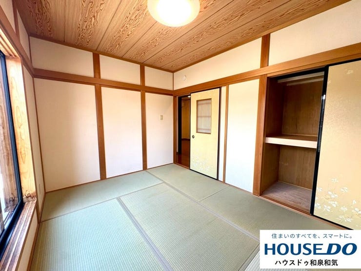 収納タップリの押し入れがあります