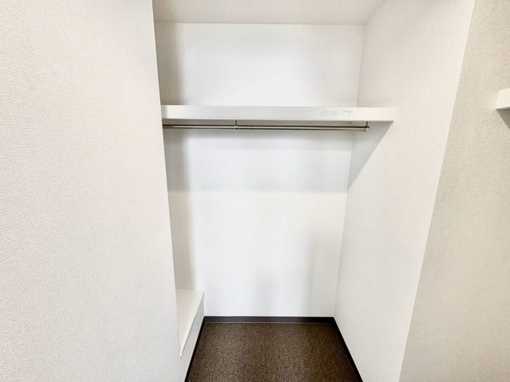 衣類をすっきり収納できるウォークインクローゼット