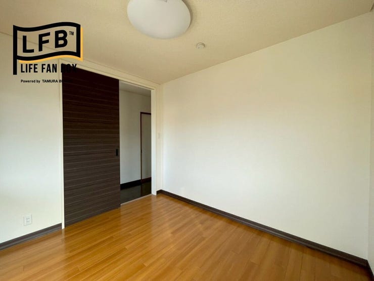 階段を上がってすぐ2階の洋室です♪誰のお部屋になるのかな?
争奪戦になっちゃうかもしれませんね♪