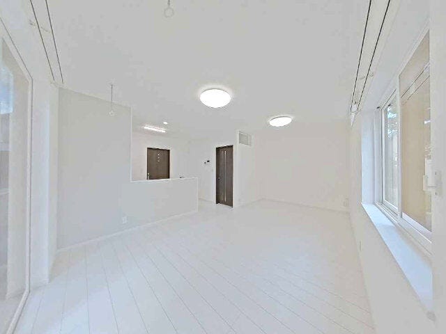 家具を配置しやすいL字型の15帖リビングです。3人掛けソファもゆったり置けます。お子様のお昼寝スペース、おもちゃ収納スペース、ランドセル置き場にもぴったり。ご家族で快適に過ごせる新プランです。