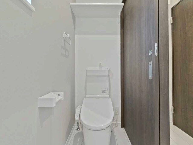 出入りしやすいソフトクローズ引き戸のトイレです。サッと拭けるフチなし加工と外せるフタで、毎日の掃除も手軽に完了。いつでも簡単・清潔に保てる快適な仕様です。