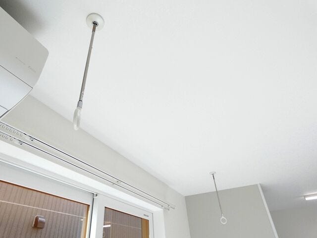 リビングに備え付けの物干し金具です。洗面室の室内干しスペースと、用途に合わせて使い分けられるのが嬉しいポイントです。天候や時間帯を気にせず、効率よく洗濯物が干せます。