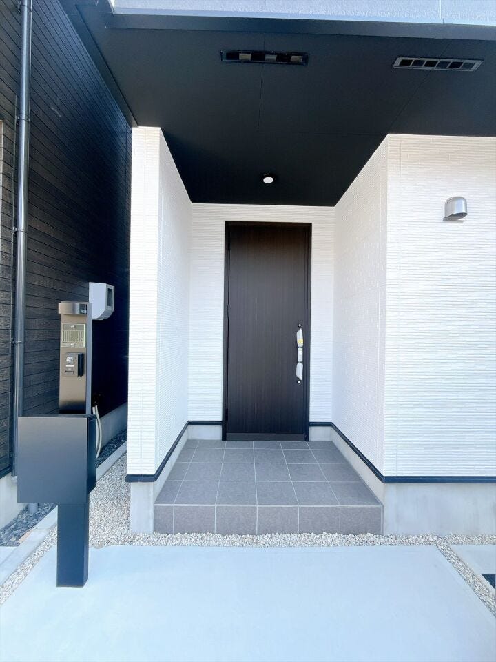 【玄関ポーチ】
屋根付きの玄関ポーチで、雨の日でも濡れずに傘の開閉ができます!
日差しも遮って快適に出入りできるため、天候に左右されず安心♪
家族や来客にも嬉しい便利なスペースです!