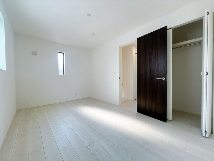 【全室収納付き】
全ての部屋に収納が備わっているため、家族ごとに持ち物を分けて整理しやすく、生活空間をすっきり保てます!
日々の片付けがしやすく、暮らしのリズムが整いやすい嬉しいポイントです♪