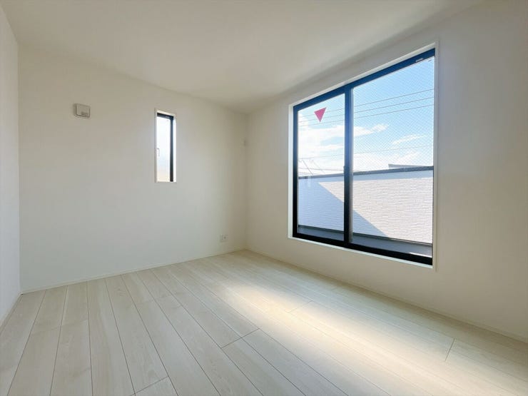 【洋室】
広々としたお部屋は家具の配置やインテリアデザインがしやすく、自分好みの居心地の良い空間を作れます♪
ソファやテレビ台を設置して家族や友人とくつろげるセカンドリビングスペースにもなります!