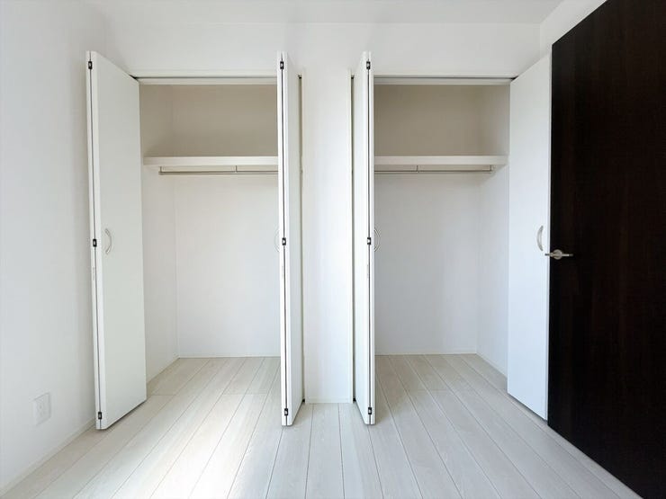 【収納】
扉付きのクローゼットは中身をしっかり隠せるため、生活感を抑えお部屋全体をすっきりと見せることができ、急な来客時にも安心です♪
さらに棚付きの収納があることで、細かな物も整理できます!
