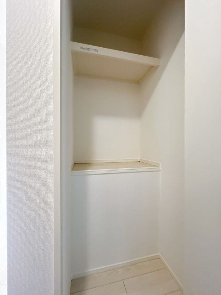 【廊下収納】
廊下にも収納を設けることで、溢れがちな日用品もすっきり収納することが出来ます♪
生活導線に収納を配置することで取り出しやすく、必要な物をすぐに手に取れる動線が確保されます!