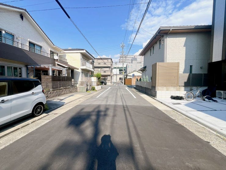 【前面道路】
大型車の通行が少なく、静かで落ち着いた環境が魅力です♪
小さなお子さんがいるご家庭でも安心して暮らせます!
車がスピードを出しにくく、交通事故のリスクも低減される安全な住環境です!