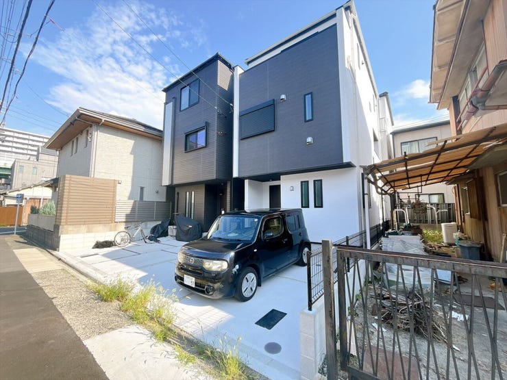 【駐車場 並列2台分】
両方の車が独立して駐車できるため、片方の車を移動させる必要がなく、効率的に出し入れができます!
車を出し入れする際にバックや切り返しも少なくなるため、駐車が楽になります♪