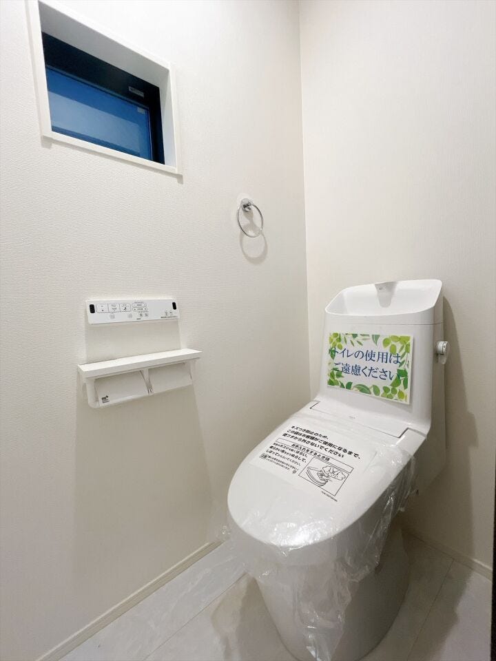 【温水洗浄器付きトイレ 】
温水洗浄器付きのトイレは、便座を暖かく保てるため、冬場でも座ったときにヒヤッとせず快適に使用できます!
ペーパーの使用量の削減にもなるため経済面でもメリットがあります♪