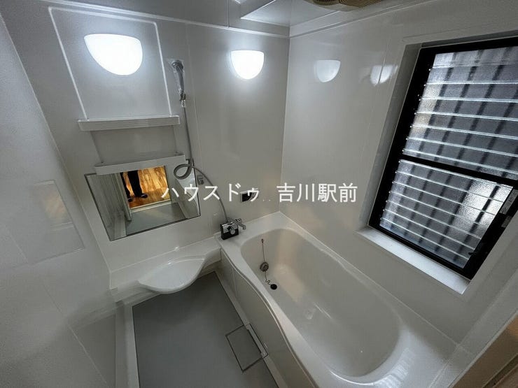 足を伸ばしてゆったりとできる浴室です♪