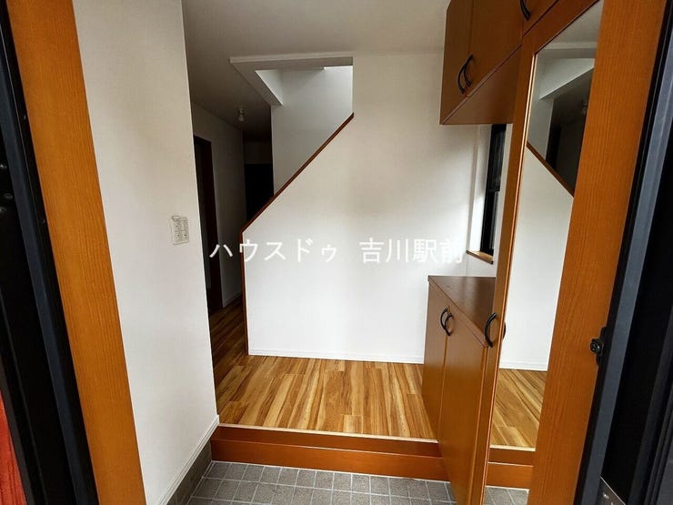 明るい日差しが差し込む玄関♪