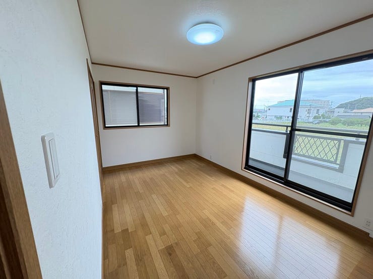 【2面採光&バルコニー付き】開放感あふれる明るい洋室!風通り良好で居心地の良いプライベート空間