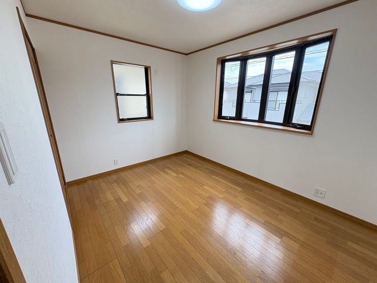 開放感あふれる大きめの出窓が魅力!自然光がしっかり差し込む快適なプライベート空間