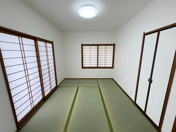 【畳表替え済み・清潔感溢れる和室】2面障子からの柔らかい光が心地よいリラックス空間