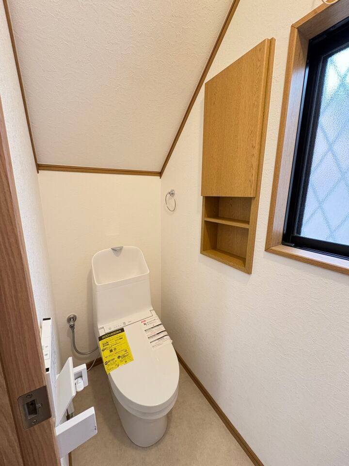 【新品温水洗浄便座付き】小窓&埋込壁面収納ですっきり使える快適トイレ空間