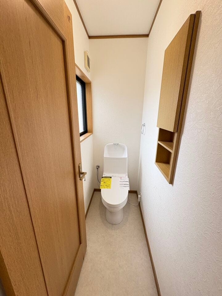【2階にもトイレ完備】朝の混雑時も安心!新品温水洗浄便座&埋込収納付きで快適