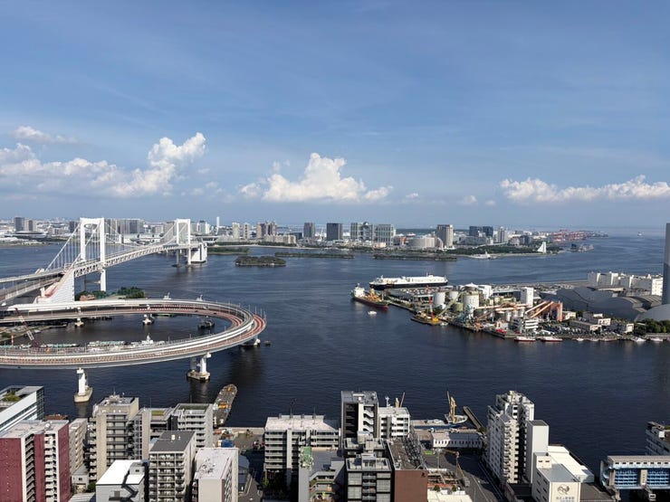 レインボーブリッジや東京湾を望む、開放感あふれる眺望です。