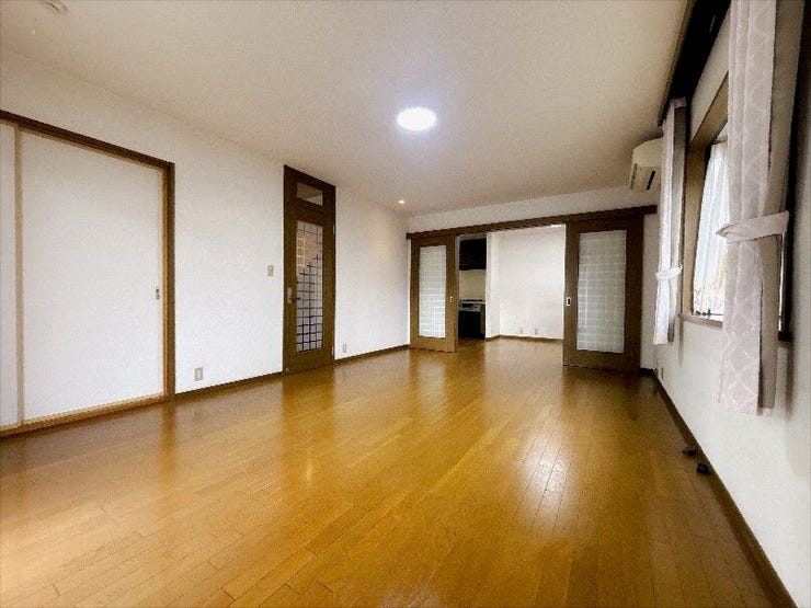 優しい色合いの室内です。
統一感があり、空間がより広く感じられます。