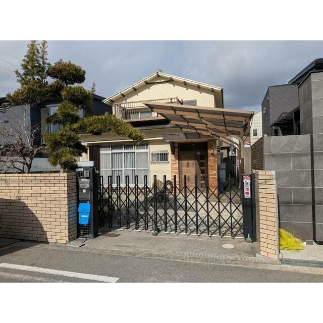 【外観】
●【カーポート付きのお住まい】落ち着いた佇まいの2階建て。伸縮ゲートやカーポートを備え、防犯性・利便性ともに良好です。