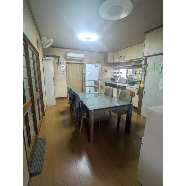 ●【広々としたダイニング空間】ご家族でゆったり食卓を囲める広さを確保。壁面収納も備わり整理整頓に役立ちます。