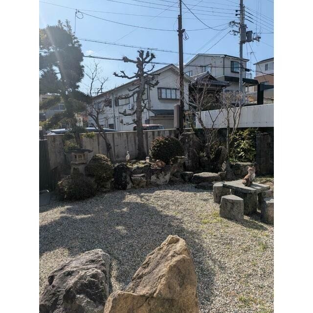 ●【情緒溢れる本格的な和風庭園】石燈籠や庭石をあしらった趣のあるお庭。室内からの眺めも楽しめ、心安らぐ空間です。