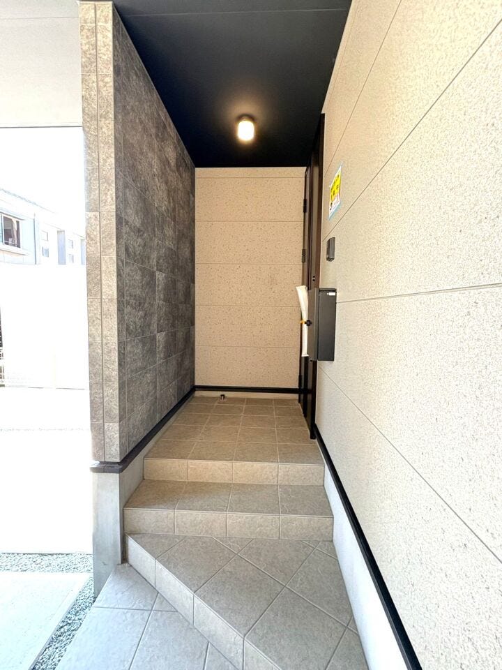 雨風だけでなく、プライバシーも守られた玄関ポーチ+*