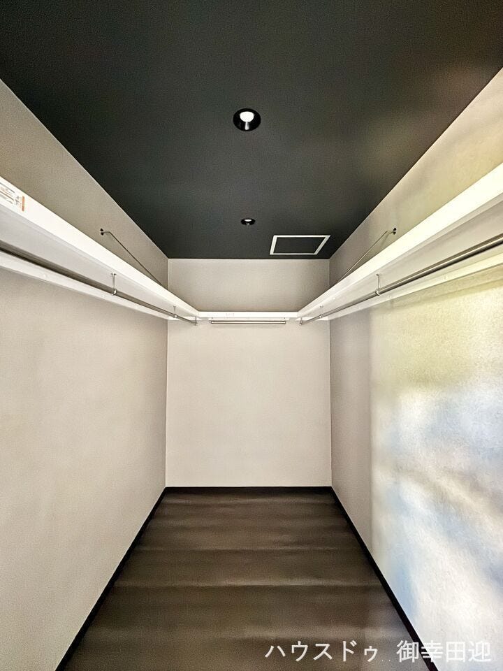 ■2階7.5帖洋室WIC■衣類から小物まで一ヶ所に集約。整理整頓がしやすく、毎日のコーディネートが楽しくなるゆとりの収納です。