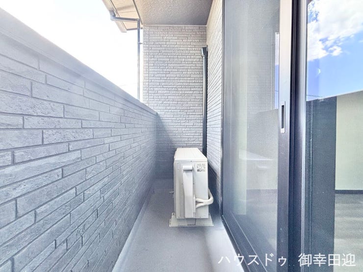 ■空の下の開放的な特等席■日光浴や読書、外の空気を感じながらリフレッシュ。暮らしを豊かにする、もう一つの心地よい空間です。