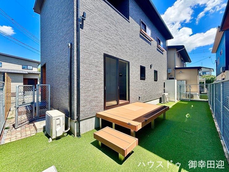 ■周囲を気にせず遊べるドッグラン完備の庭■愛犬の遊び場としてはもちろん、BBQやプールなどご家族で自由に楽しめます。