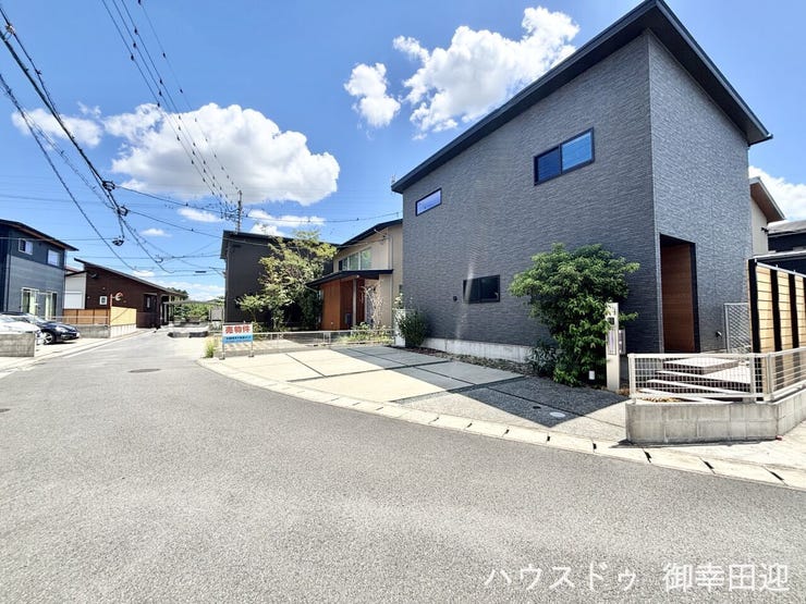 ■車と趣味の幅が広がる場所■単なる駐車スペースではない、洗車やタイヤ交換、DIYにも使える多目的な屋外スペースです。