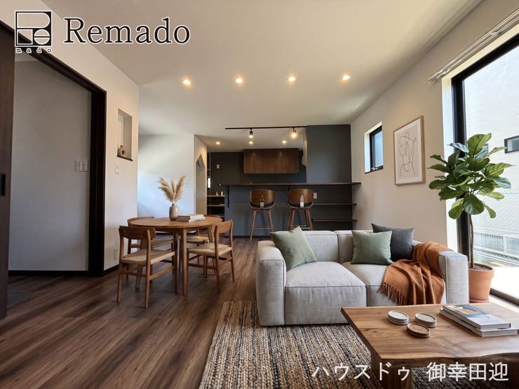 【リビング】
■家族の笑顔が集う中心地■お気に入りの家具を迎え、窓からは心地の良い光が差し込みます。※CGで家具を配置しています。