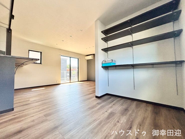 ■安らぎと笑顔の中心地■陽光が優しく降り注ぎ、会話が自然と弾む。ここでは、毎日が特別な時間へと変わります。