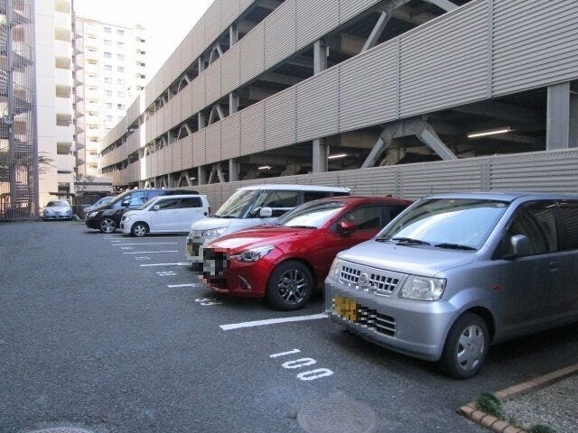 立体の駐車場とへ平面駐車場があります。
機械式の駐車場とは違い、すぐに出発することが出来ます。また、いつでもすぐに荷物の取り出しをすることが可能なので便利ですね。平面駐車は車高制限がないのが特徴