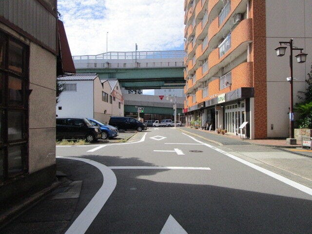 交通量は多いですが、道幅がしっかりと取れているゆとりある道路です。