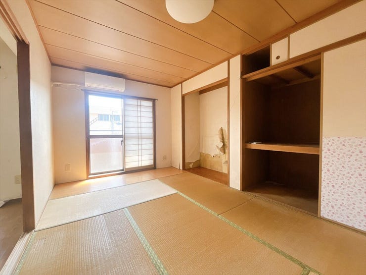 【和室】
客間・寝室・食事など様々な用途で使用することができ、畳は湿度調整にも優れています!
柔らかな肌ざわりと木の香りが心をほぐし、和室ならではの落ち着きと安らぎに満ちた空間を生み出します♪