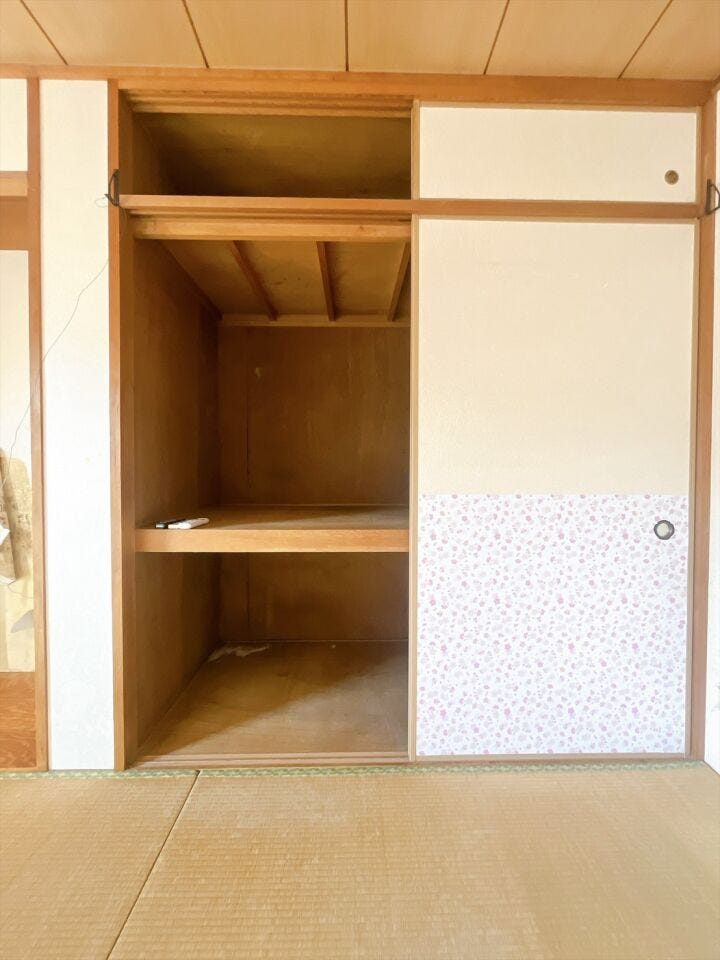 【押入】
奥行きと幅のある押し入れは、布団や季節物の衣類、大型の道具までしっかり収納できる頼もしいスペース♪
和室ならではの落ち着いた雰囲気と調和し、すっきり片付いた心地よい空間を保てます♪