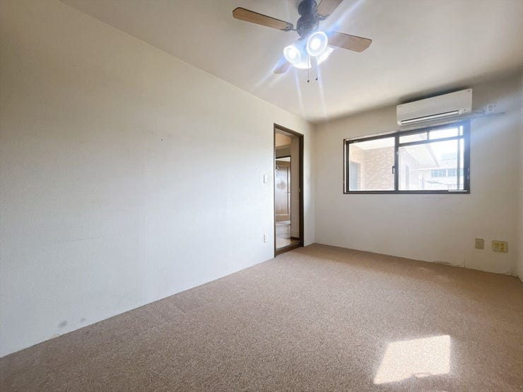 【洋室】
広々としたお部屋は家具の配置やインテリアデザインがしやすく、自分好みの居心地の良い空間を作れます♪
ソファやテレビ台を設置して家族や友人とくつろげるセカンドリビングスペースにもなります!