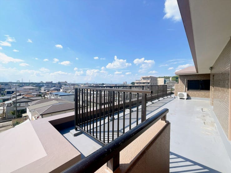 【眺望写真】
5階のお部屋からは、周囲の緑や並び立つマンション、街の景色が一望できる開放的な眺望が広がります!
自然と都市が調和した景色を楽しめ、季節ごとの移ろいも感じられる心地よい住環境です♪