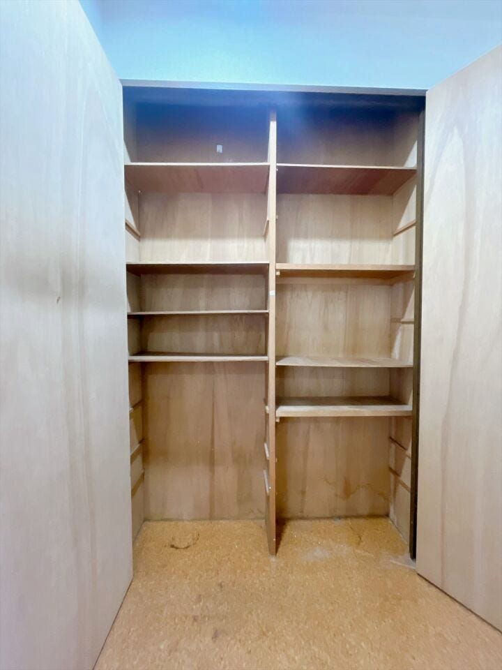【廊下収納】
廊下にも収納を設けることで、溢れがちな日用品もすっきり収納することが出来ます♪
生活導線に収納を配置することで取り出しやすく、必要な物をすぐに手に取れる動線が確保されます!