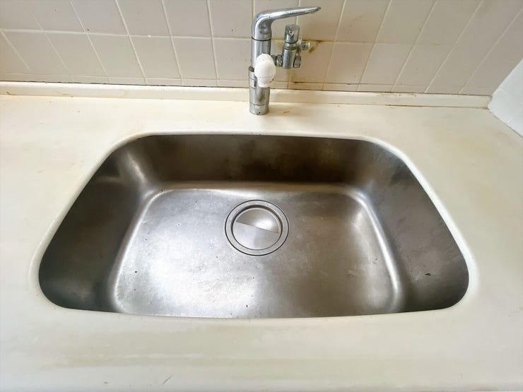 【シンク】
深めの設計のシンクは水撥ねがしづらく、食器類を多く置けるため毎日の洗い物のストレスを軽減します♪
さらに高めの位置に水栓があるため、大きなフライパンやまな板も洗いやすいです♪
